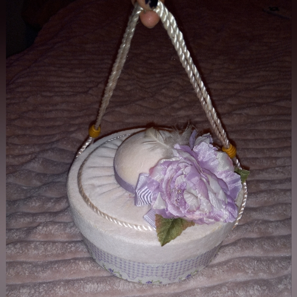 🪻Vintage Cream and Purple Keepsake Gift Trinket Hat Box with Floral Accent